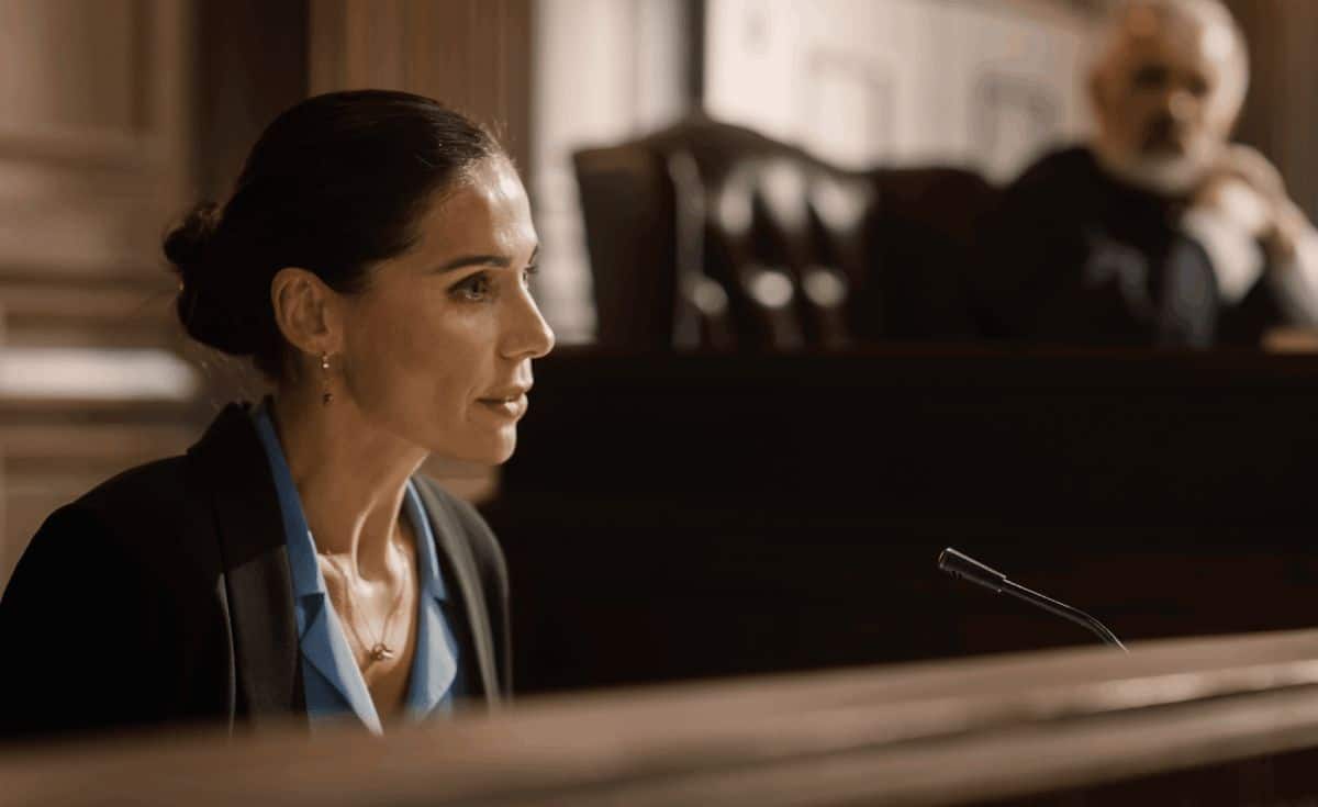 Female expert witness providing testimony in a courtroom | Daniel Stark Injury Lawyers