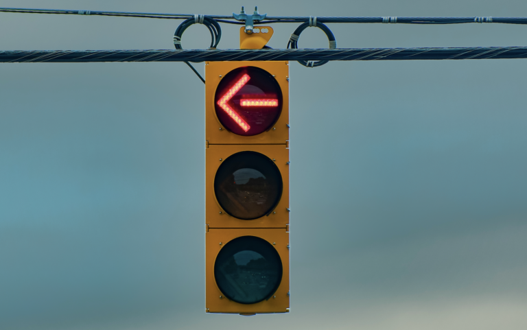 Red left turn arrow on a traffic light indicating no left turn | Daniel Stark Injury Lawyers