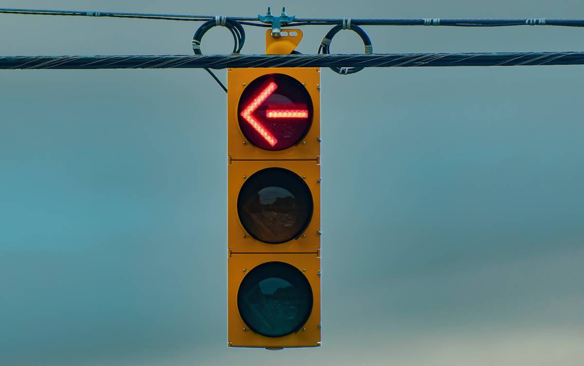 Red left turn arrow on a traffic light indicating no left turn | Daniel Stark Injury Lawyers